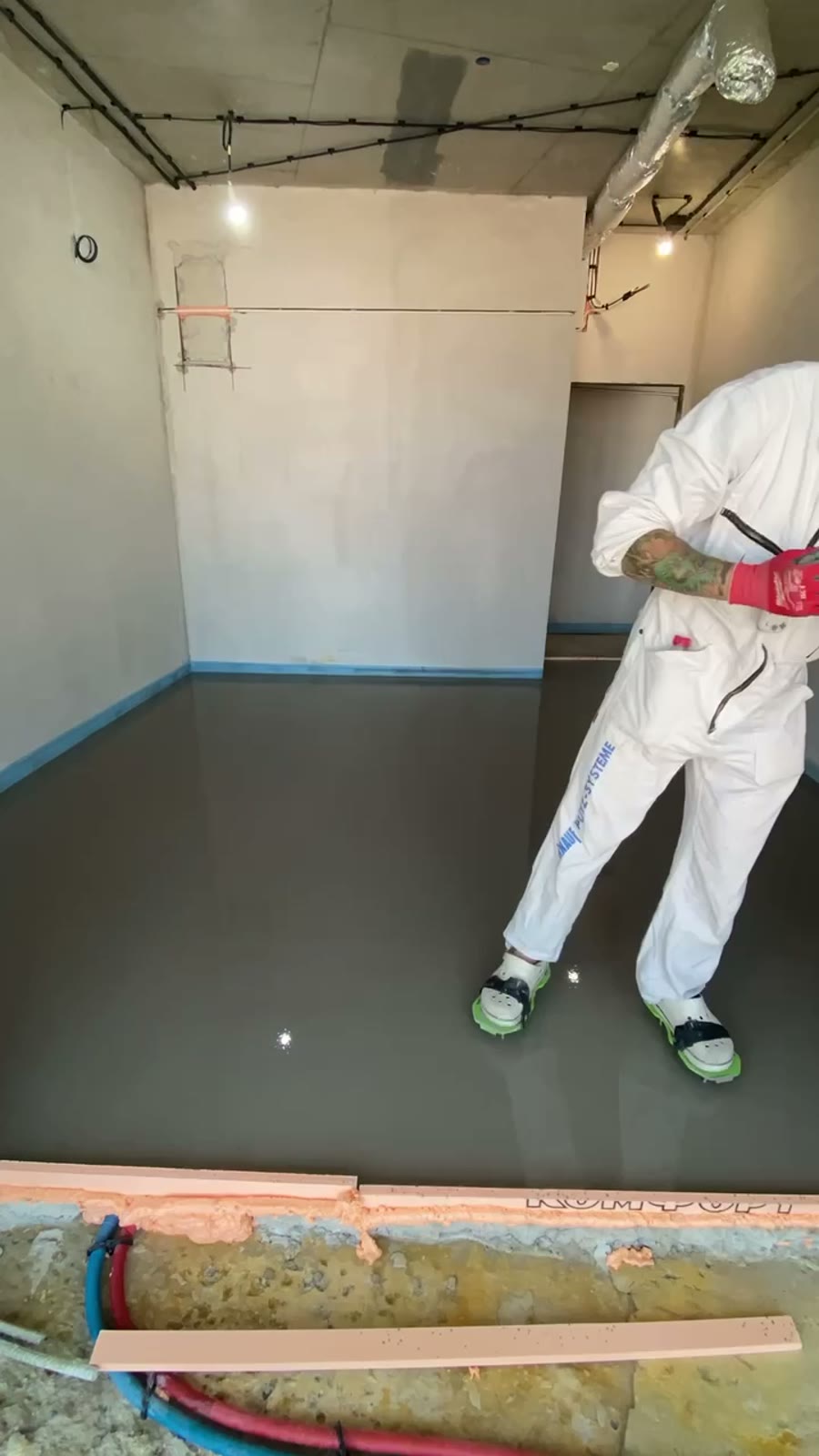 Свежий наливной пол на улице Кальварийская, 16